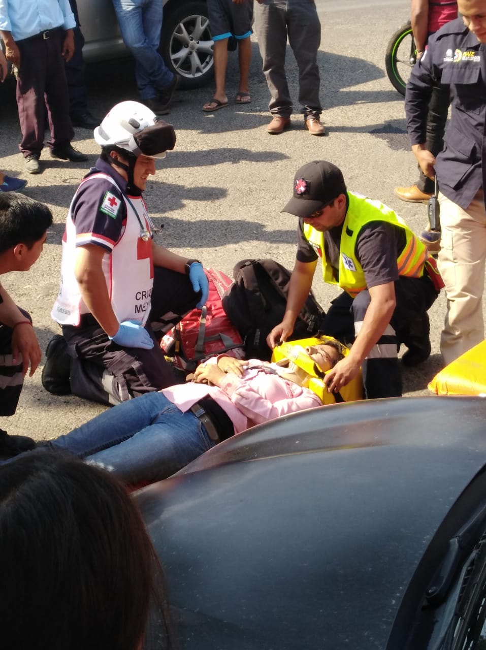 Cafre arrolla a joven mujer en la pista