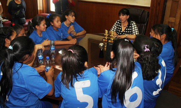 Reconoce Anabell Ávalos a campeonas regionales de futbolito Bimbo