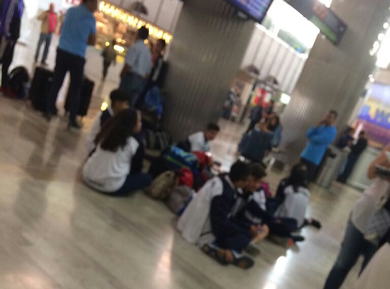 Varados taekwondoines tlaxcaltecas en el aeropuerto de la CDMX