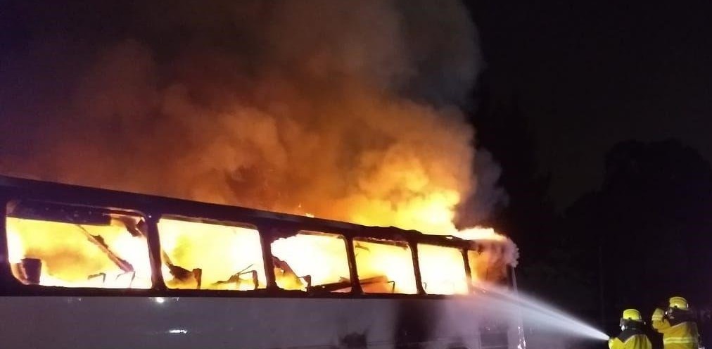 Salvan la vida antorchistas de Tlaxcala al incendiarse autobús