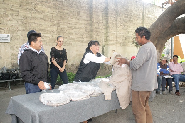 Entregan uniformes a personal de limpieza de la capital