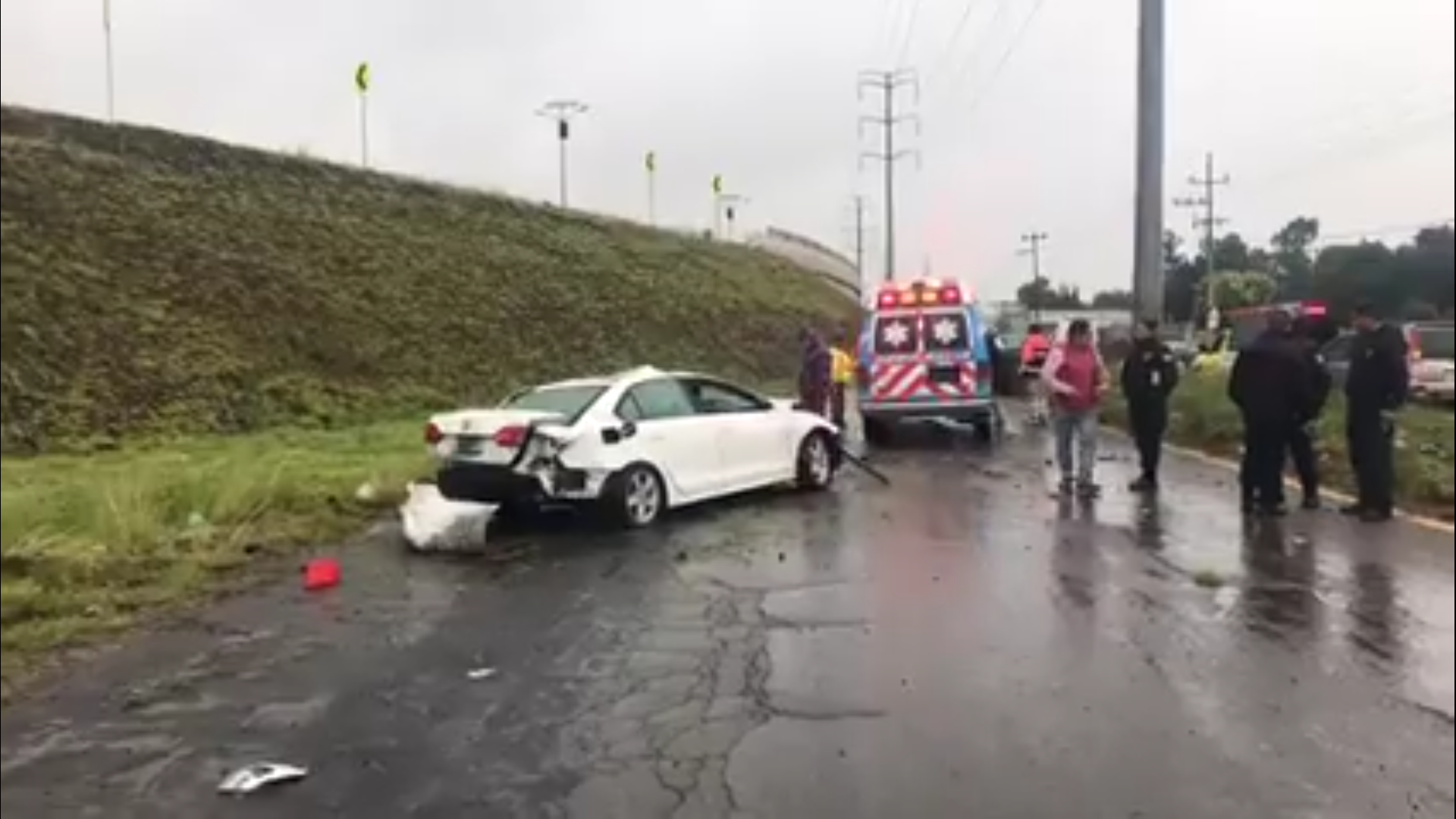 Cae automóvil del Periférico de Tlaxcala