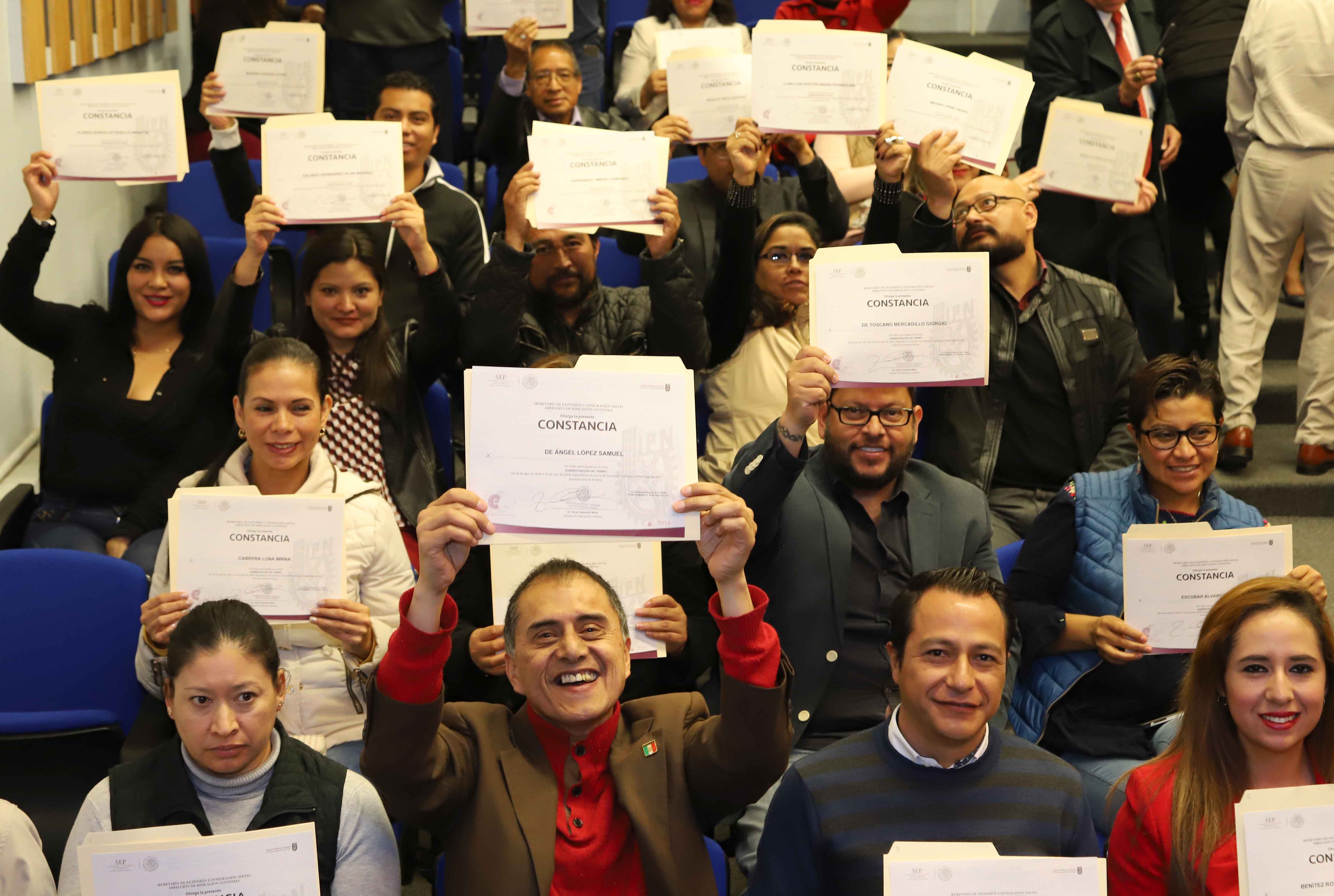 Capacitan a servidores en desempeño profesional y personal