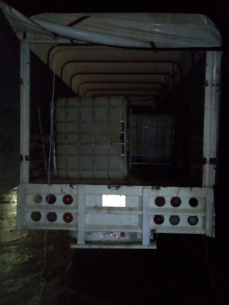 Aseguran un camión con hidrocarburo y bidones en Tlaxco