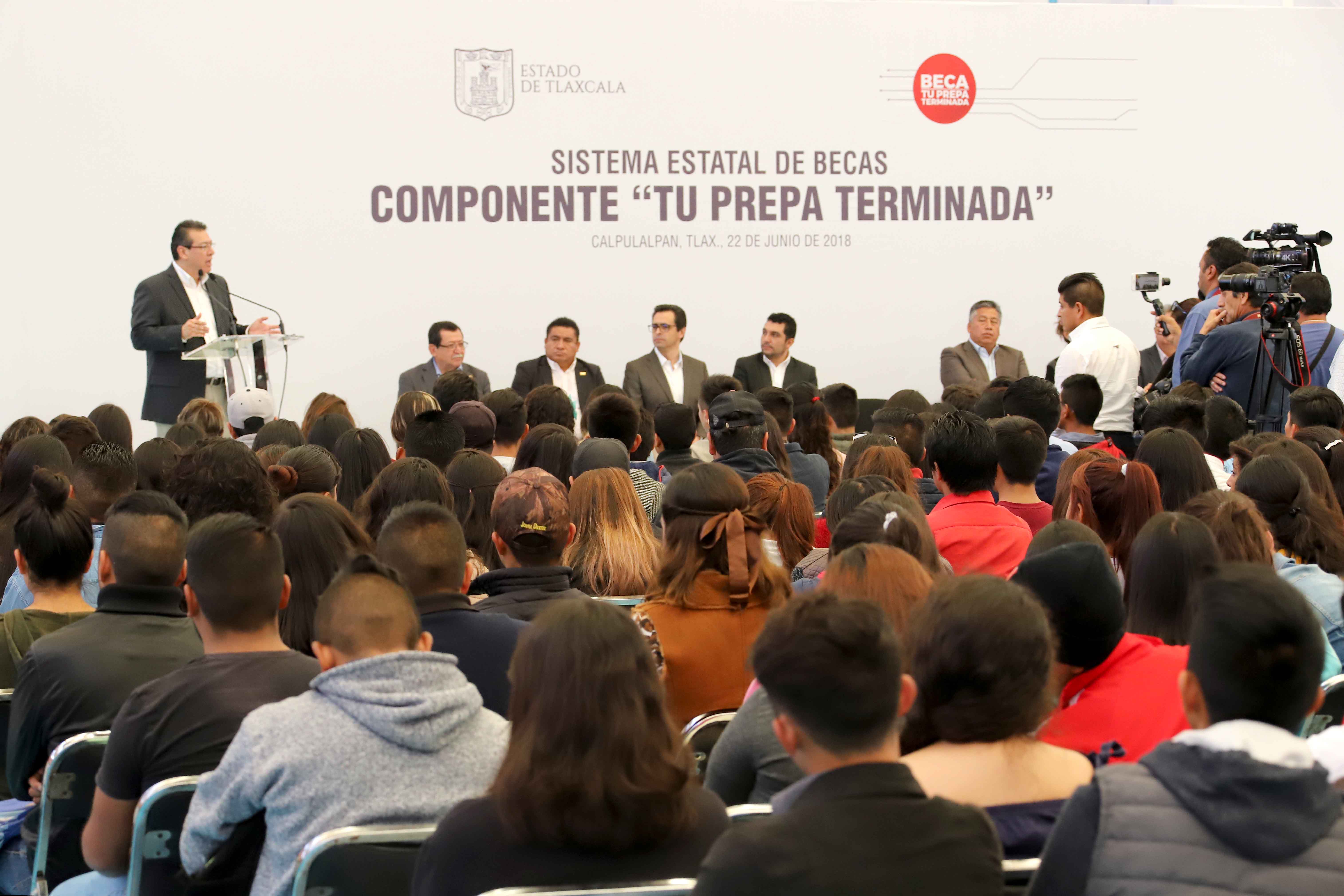 Sistema estatal de becas será el mejor del país: Mena
