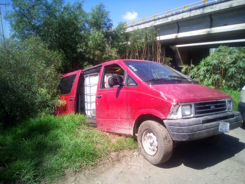 Aseguran vehículo con bidones de huachicol en Tepetitla