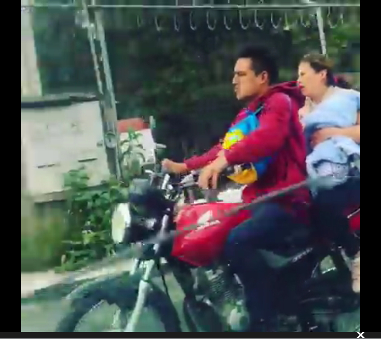 Viral: Padres de familia arriesgan a bebé a bordo de motoneta