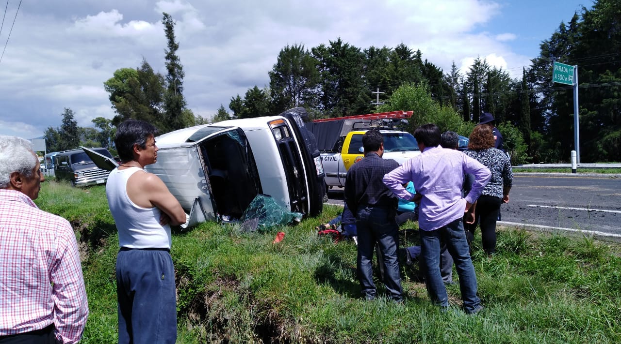 Salvan la vida tras volcar en la Tlaxcala-Texmelucan