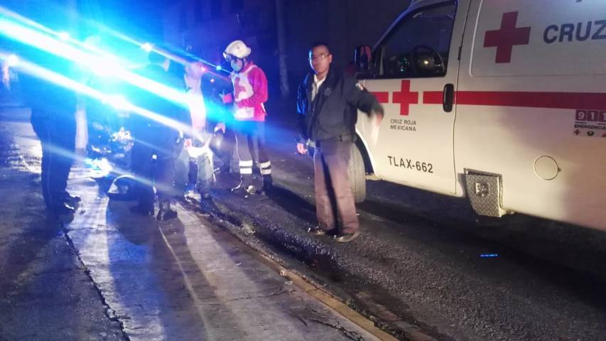 Arrolla vehículo a dos motociclistas en Apetatitlán