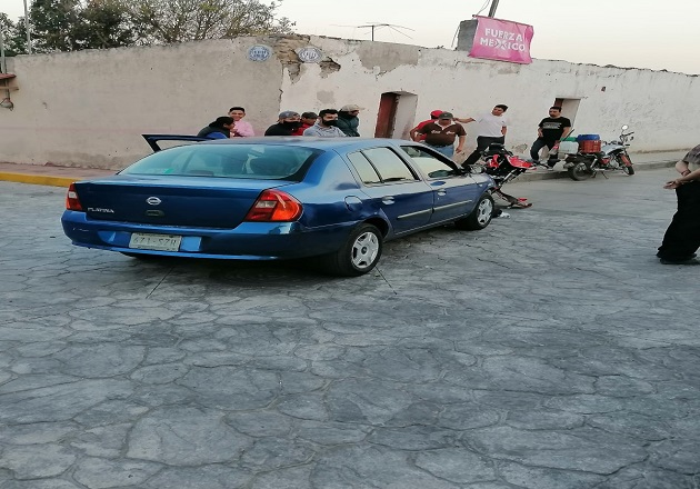 Motociclista choca contra auto y resulta lesionado en Atltzayanca