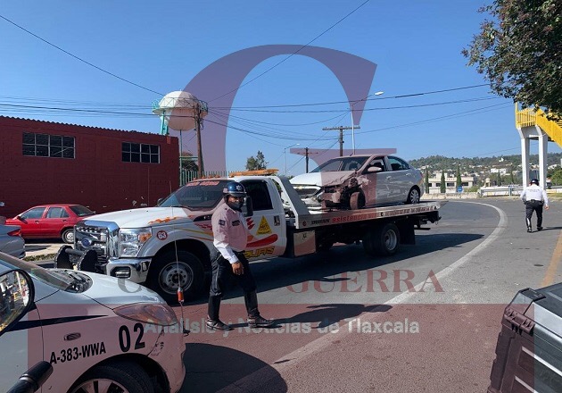 Deja dos lesionados choque entre colectiva y automóvil en Tlaxcala capital