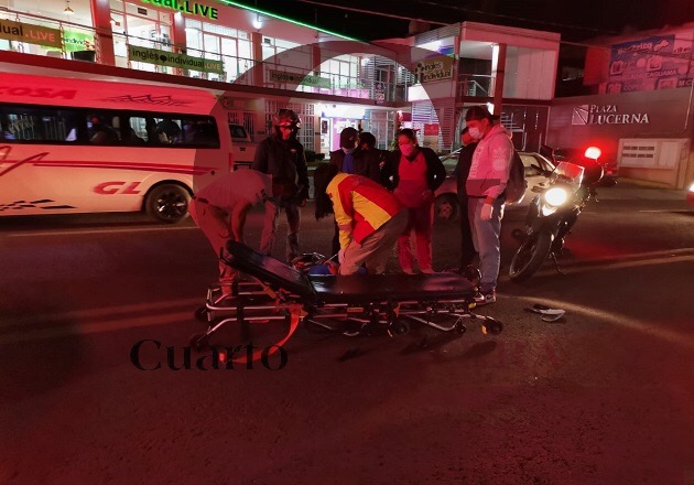 Repartidor de pizzas resulta lesionado al chocar contra auto, en Tlaxcala