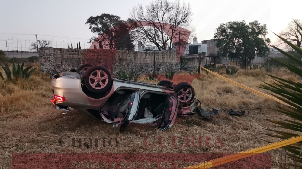 Muere un hombre al sufrir aparatosa volcadura; otro más resultó herido, en Apizaco