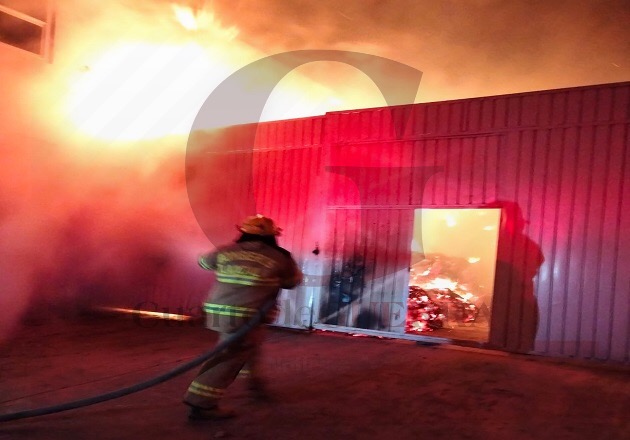Incendio en bodega moviliza al Heroico Cuerpo de Bomberos, en Chiautempan