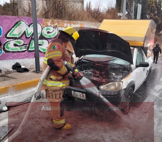 Por posible falla eléctrica, se incendia una camioneta, en la Apizaco-Tlaxcala