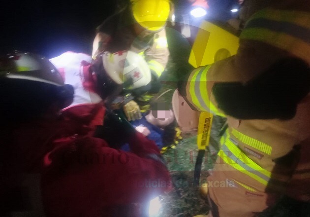 Joven atropella a una menor; al escapar, vuelca a un barranco en Chiautempan