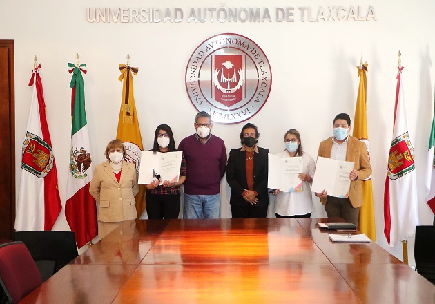 Obtienen tres estudiantes de la UATx premio nacional de egreso