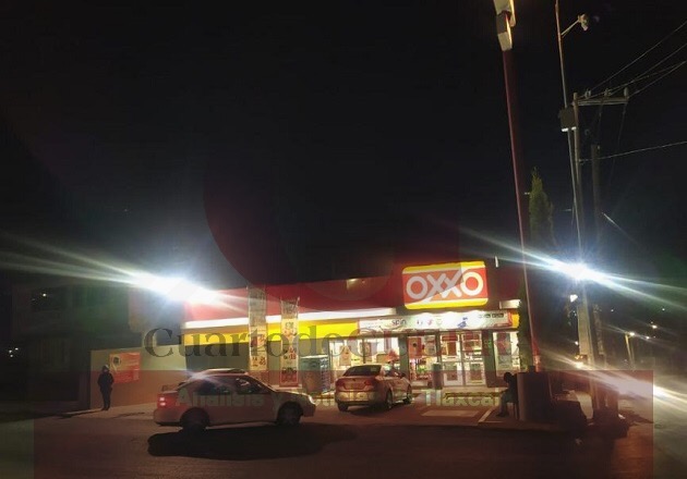 Solitario sujeto asalta tienda de conveniencia en Apizaco
