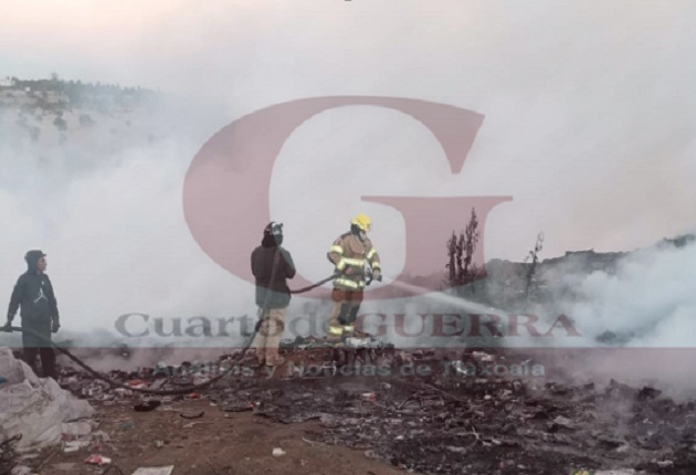 Trabajan Bomberos para sofocar incendio en relleno sanitario de Nanacamilpa
