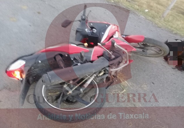 Derrapa motorista en Hueyotlipan; lo trasladan a un hospital
