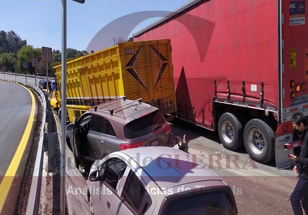 Unidad pesada embiste a varios vehículos sobre la Apizaco-Tlaxcala