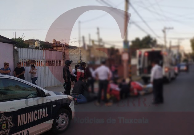 Empleadas del IMSS sufren derrape a bordo de su motocicleta, en Tlaxcala