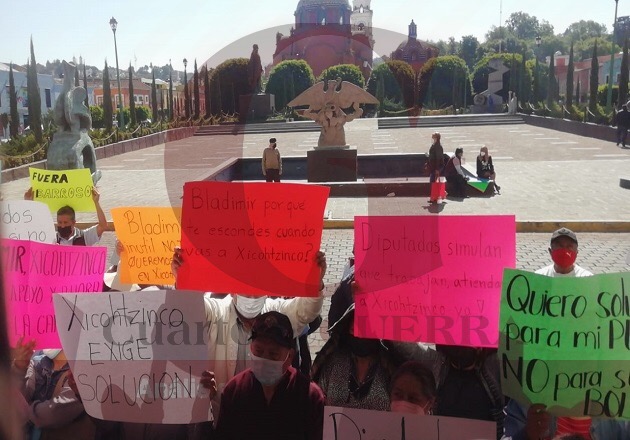 Se manifiestan pobladores de Xicohtzinco en el Congreso; exigen destituir al alcalde