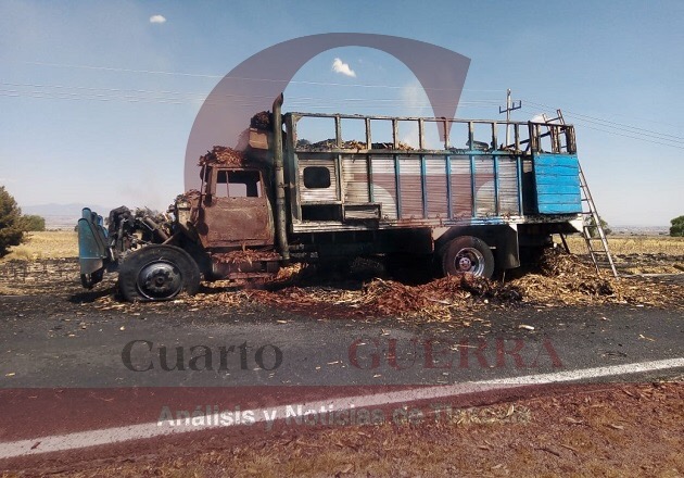 Se incendia camión cargado de pacas de zacate en la carretera Huamantla-Ixtenco