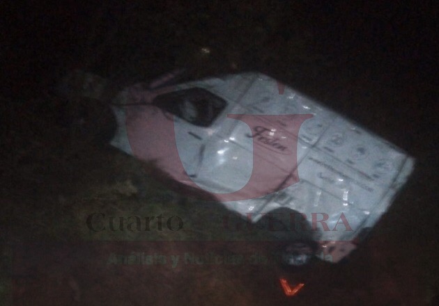 Camioneta sale de la cinta asfáltica pero conductor resulta ileso, en Totolac