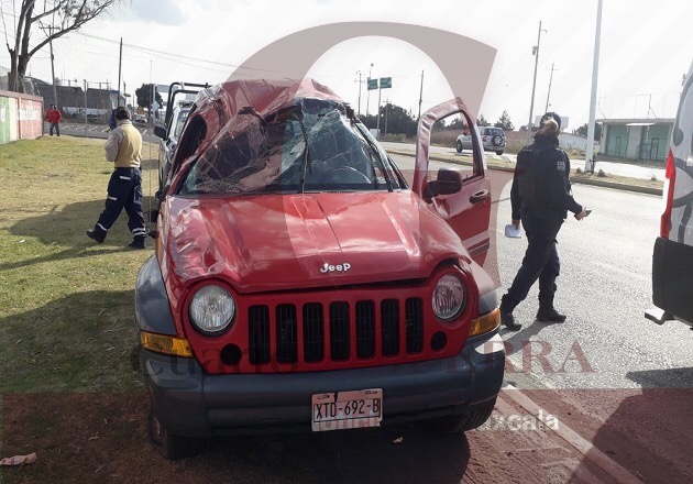 Vuelca camioneta en la Apizaco-Tlaxco