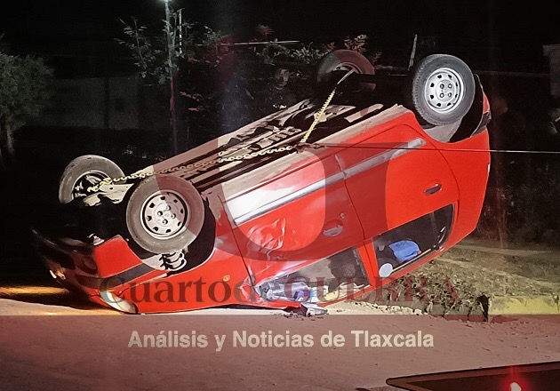 Vuelca vehículo frente a la Unidad Habitacional La Virgen, en Panotla