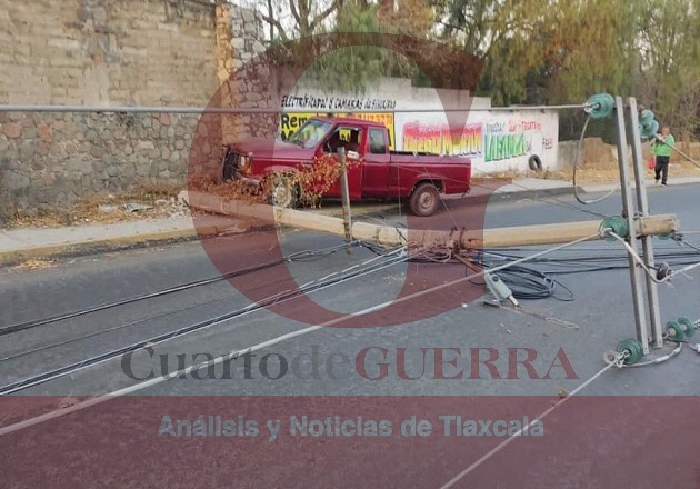Camioneta derriba poste de CFE, en Papalotla