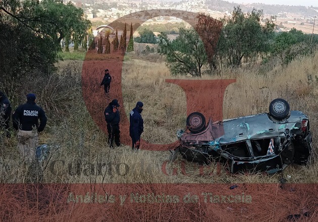 Abandonan a su ‘amigo’ después de volcar y salirse de la carretera, en Nativitas