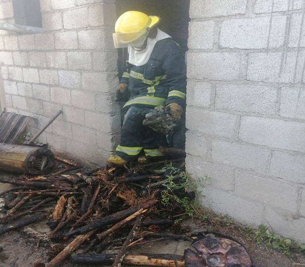 Sofocan Protección Civil de Huamantla y bombreros incendio en barrio de San Sebastián