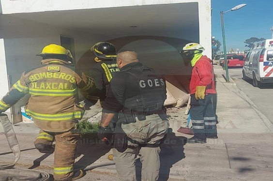 En Texcalac, Apizaco, atienden incendio en vivienda deshabitada