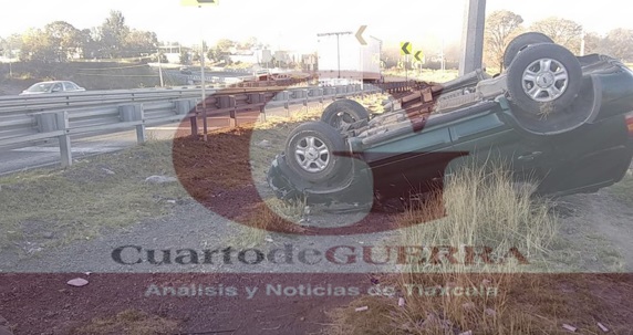 Vuelca camioneta en la Vía Corta