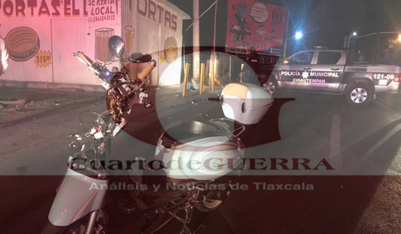 Dos mujeres derrapan a bordo de su motocicleta, en carretera Ocotlán-Chiautempan