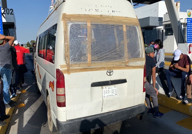Detienen a conductor que transportaba estudiantes de Puebla en unidad con placas apócrifas
