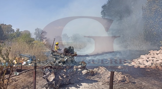 Provoca fuerte contaminación incendio en predio de desperdicio en Zacatelco