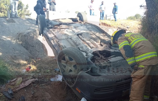 Mujer de la tercera edad resulta herida tras sufrir volcadura en la Apizaco-Tlaxco