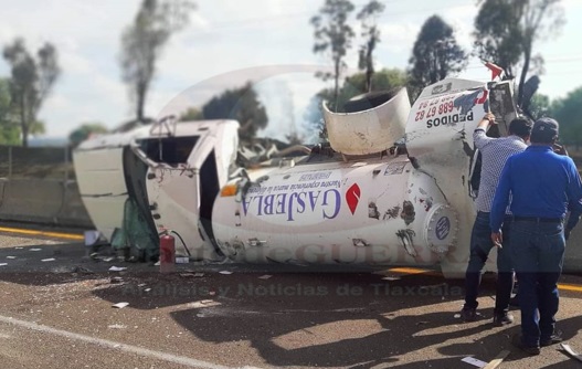 Deja un herido y derrame de combustible, volcadura de una pipa de Gas Lp, en Tocatlán