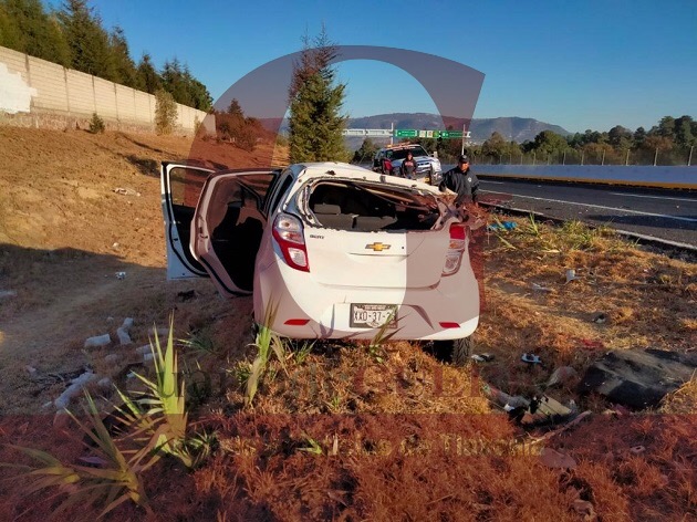 Vuelcan y abandonan vehículo en el Periférico de Tlaxcala