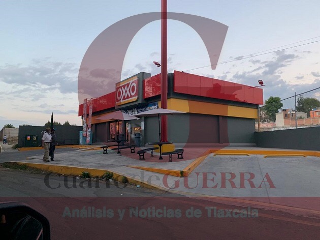 Par de sujetos asalta Oxxo en Tlaxcala Capital