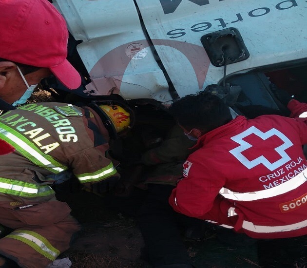 Gravemente herido resulta operador de tráiler al sufrir volcadura en el Arco Norte
