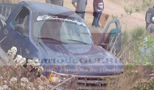 En Terrenate, dos personas resultan lesionadas tras accidente vehicular