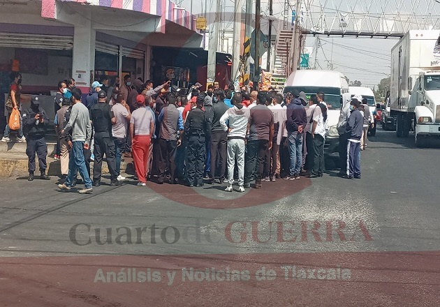 Protestan transportistas del sur de Tlaxcala y retienen supuestas unidades irregulares