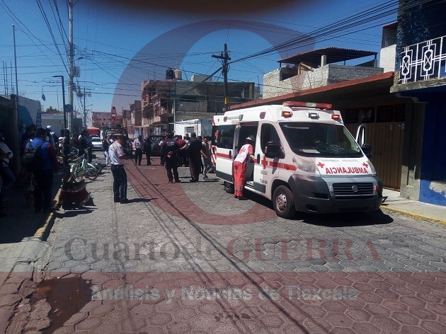 Deja daños materiales choque entre motocicleta y auto, en Zacatelco