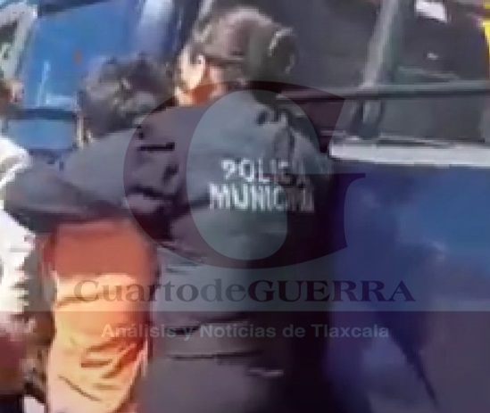 Policía municipal arresta de manera violenta a niño en Calpulalpan
