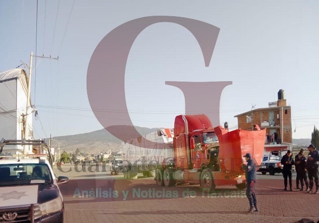 En Tlaxco, falla mecánica de un tractocamión movilizó a cuerpos de emergencia