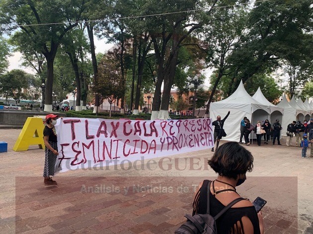 Volvieron a protestar feministas en el zócalo tlaxcalteca
